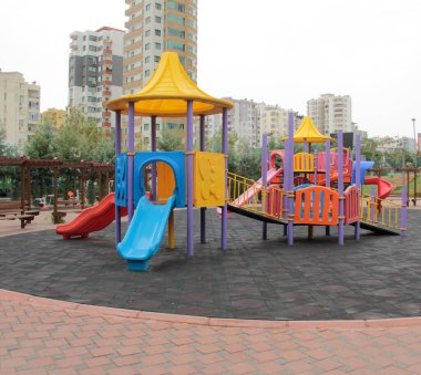 Parktaki çocuk parkı.