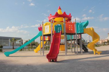 Parktaki çocuk parkı.