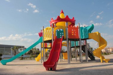 Parktaki çocuk parkı.