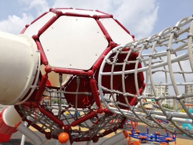 Parktaki çocuk parkı.