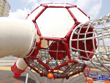 Parktaki çocuk parkı.