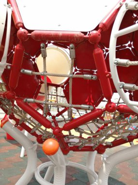 Parktaki çocuk parkı.