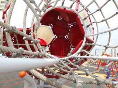 Parktaki çocuk parkı.