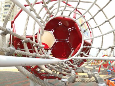 Parktaki çocuk parkı.