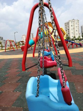 Parktaki çocuk parkı.