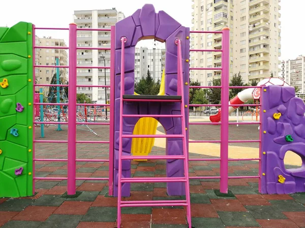 公園内の子供たちの遊び場は — ストック写真