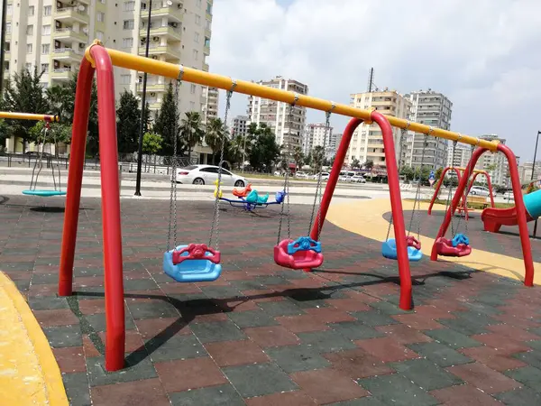 公园内的儿童游乐场 — 图库照片