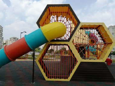 Parktaki çocuk parkı.