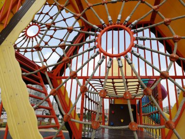 Parktaki çocuk parkı.