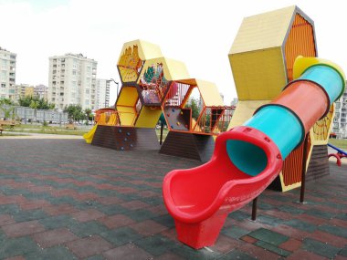 Parktaki çocuk parkı.