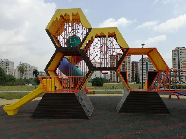 Parktaki çocuk parkı.