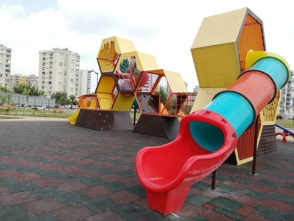 Parktaki çocuk parkı.