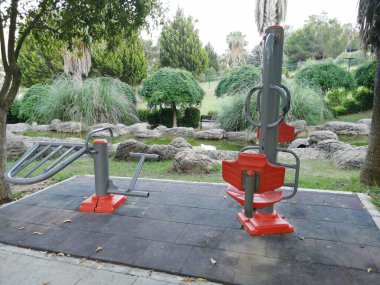 Parktaki çocuk parkı.