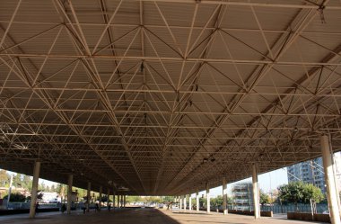 Çelik çatı, inşaat alanında metal çatı