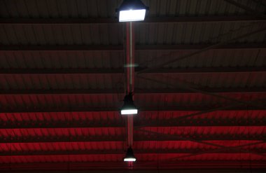 Çelik çatı, inşaat alanında metal çatı