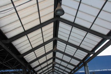 Çelik çatı, inşaat alanında metal çatı