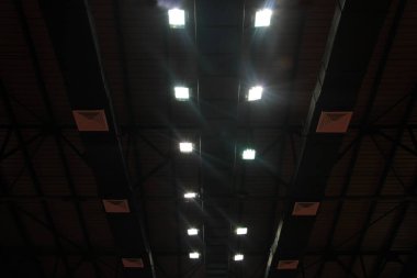 Çelik çatı, inşaat alanında metal çatı