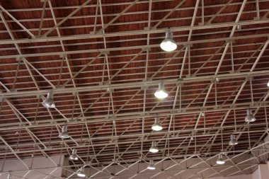 Çelik çatı, inşaat alanında metal çatı