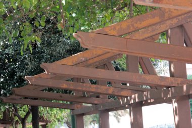 Çelik çatı, inşaat alanında metal çatı