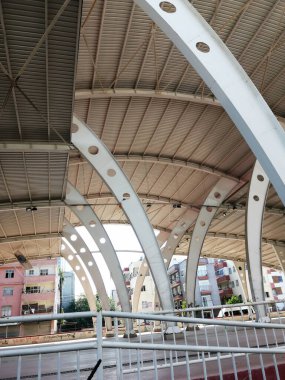 Çelik çatı, inşaat alanında metal çatı