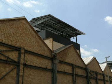 Çelik çatı, inşaat alanında metal çatı