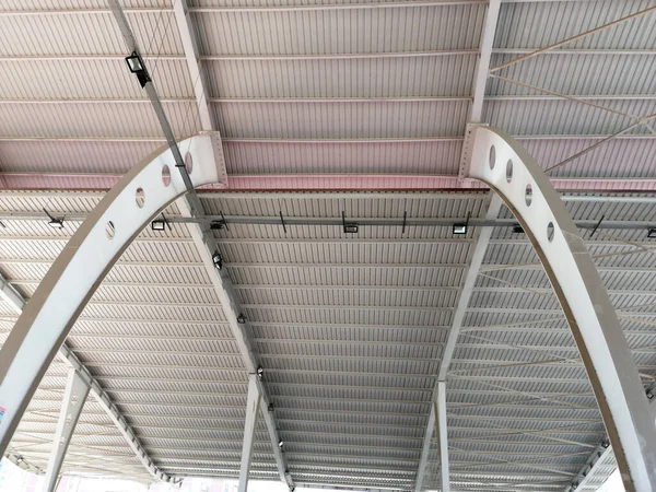 鋼の屋根建設現場の金属の屋根 — ストック写真