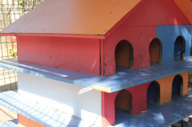 Ahşap ve dekoratif kuş evi