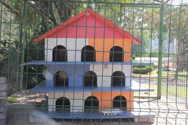 Madeira Casa Pássaros Decorativa — Fotografia de Stock