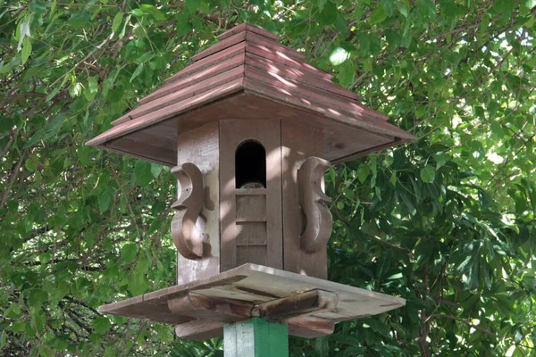 Holz Und Dekoratives Vogelhaus — Stockfoto