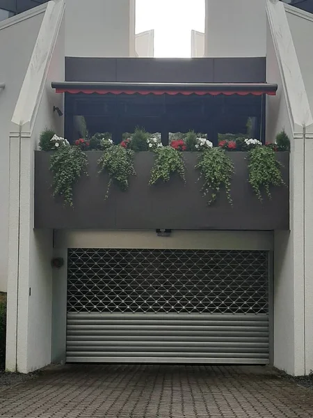 近代的で装飾的なガレージのドア — ストック写真