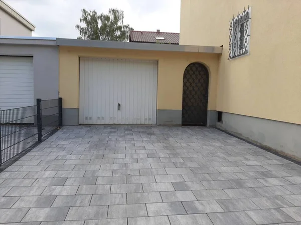 Modern ve dekoratif garaj kapısı