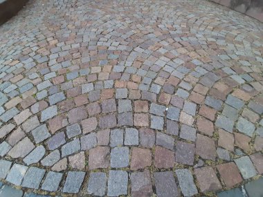 Parktaki dekoratif taş kaldırım yolu.