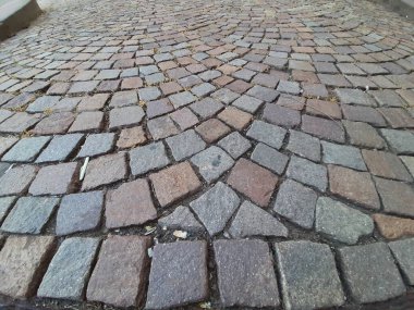 Parktaki dekoratif taş kaldırım yolu.