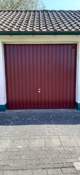 Современные Декоративные Гаражные Двери — стоковое фото