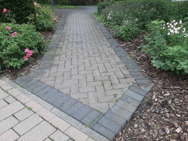 Parktaki dekoratif taş kaldırım yolu.