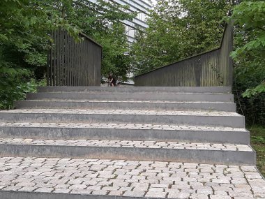 Parktaki dekoratif taş kaldırım yolu.