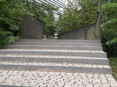 Parktaki dekoratif taş kaldırım yolu.