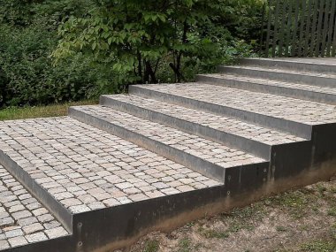 Parktaki dekoratif taş kaldırım yolu.