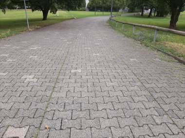 Parktaki dekoratif taş kaldırım yolu.