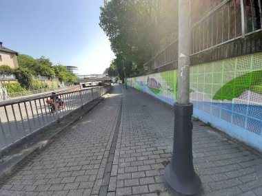 Parktaki dekoratif taş kaldırım yolu.