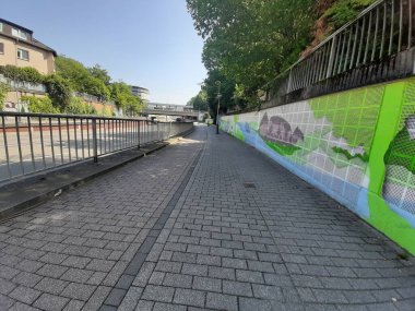 Parktaki dekoratif taş kaldırım yolu.