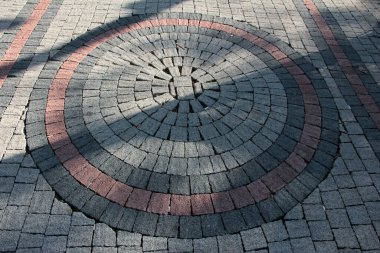 Parktaki dekoratif taş kaldırım yolu.