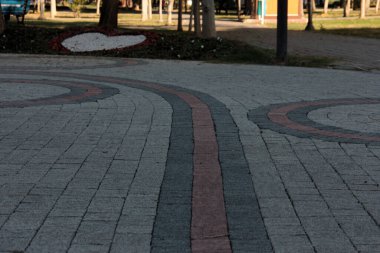 Parktaki dekoratif taş kaldırım yolu.