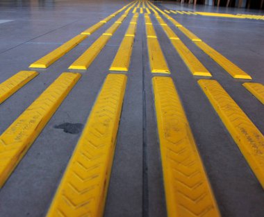 Parktaki dekoratif taş kaldırım yolu.