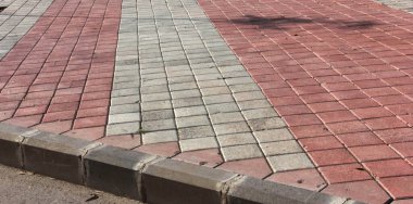 Parktaki dekoratif taş kaldırım yolu.