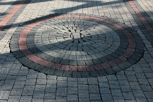 公園内の石畳の装飾道路 — ストック写真