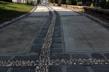 Parktaki dekoratif taş kaldırım yolu.