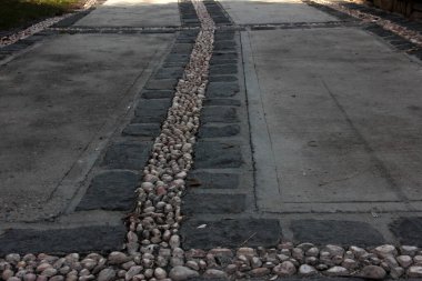 Parktaki dekoratif taş kaldırım yolu.
