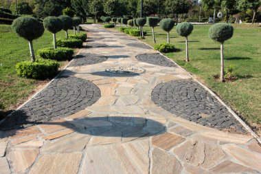 Parktaki dekoratif taş kaldırım yolu.