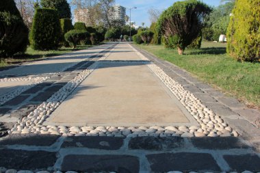 Parktaki dekoratif taş kaldırım yolu.